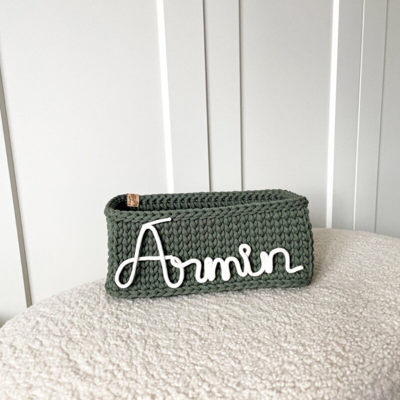 Horgolt kosár név felirattal