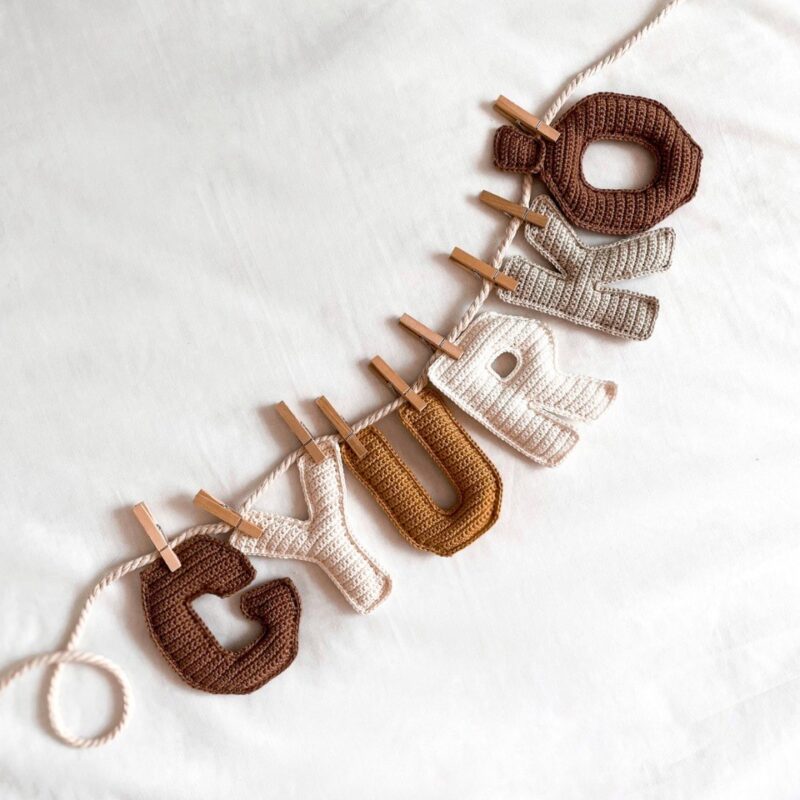 Horgolt névre szóló fali dekor