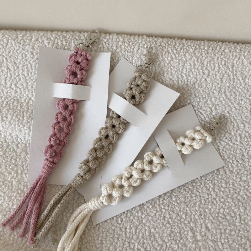 Makramé virágos kulcstartó