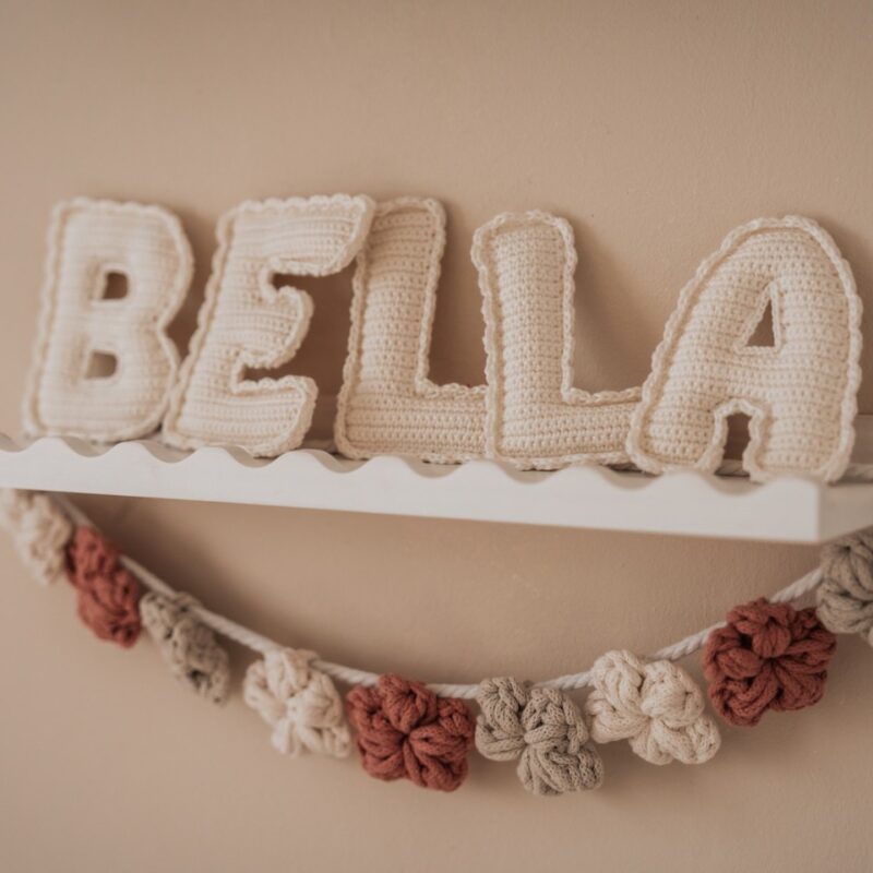 Horgolt névre szóló fali dekor